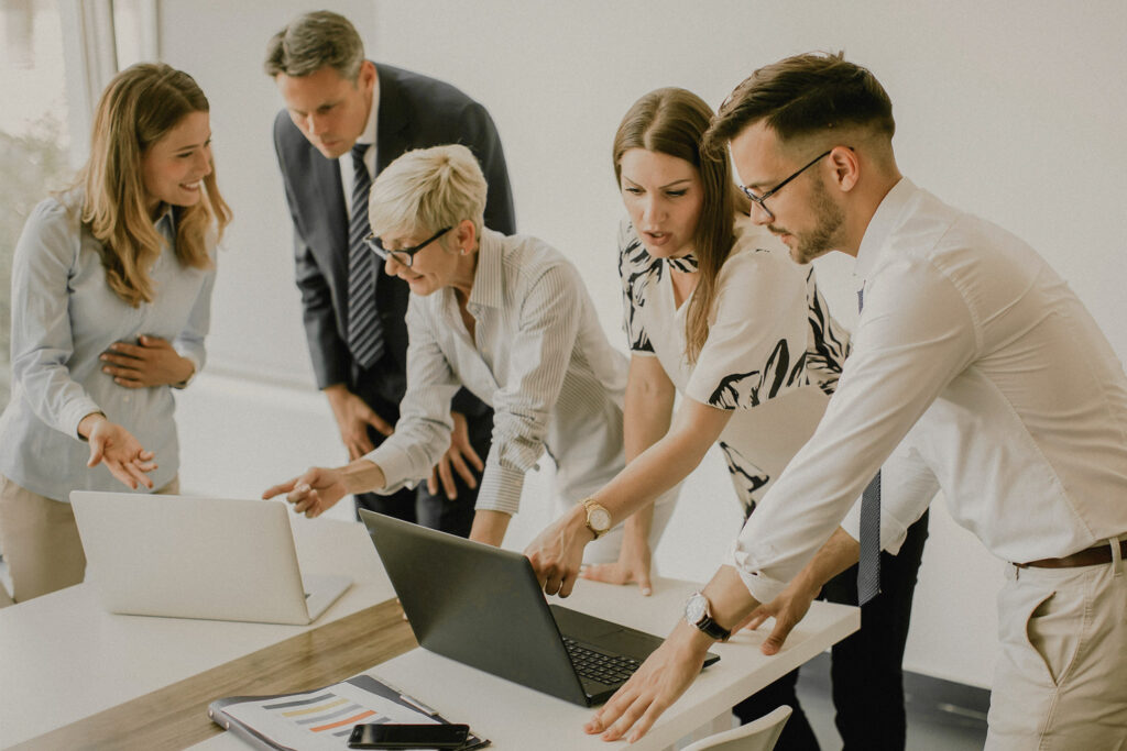 Équipe en pleine formation sur la qualité relationnelle au travail
